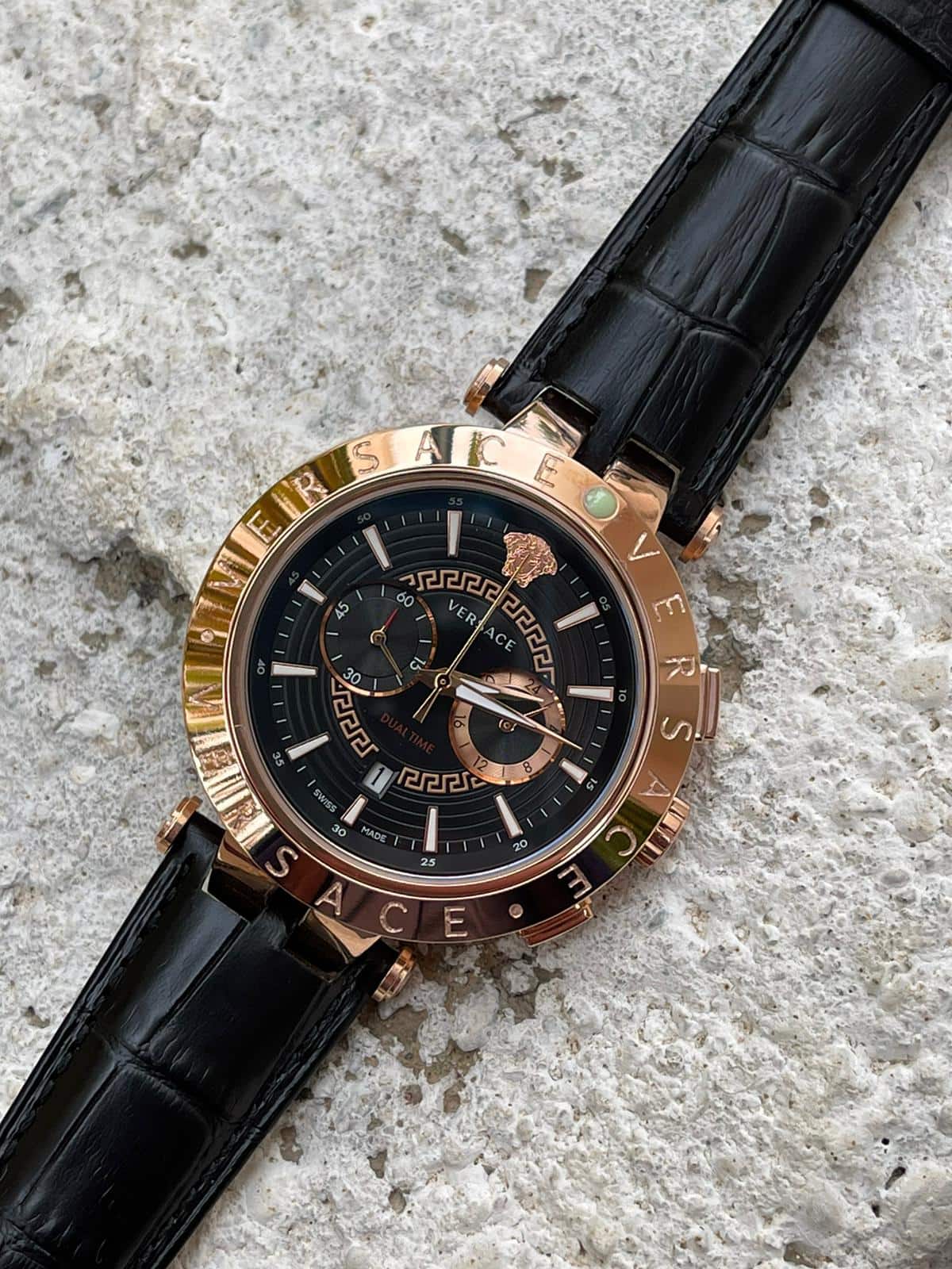 Versace Dualtime Siyah Kadran Bronz Kasa Siyah Deri Kordon Erkek saat modeli L-735