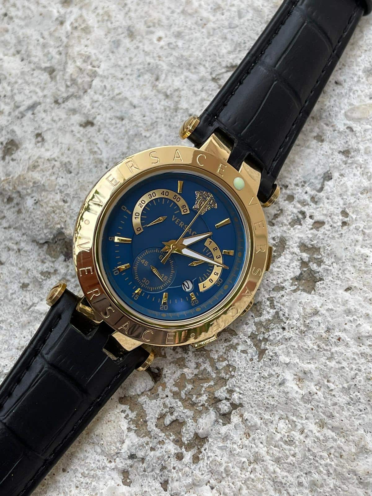 Versace Dualtime Lacivert Kadran Gold Kasa Siyah Deri kordonlu Erkek Saat modeli L-737
